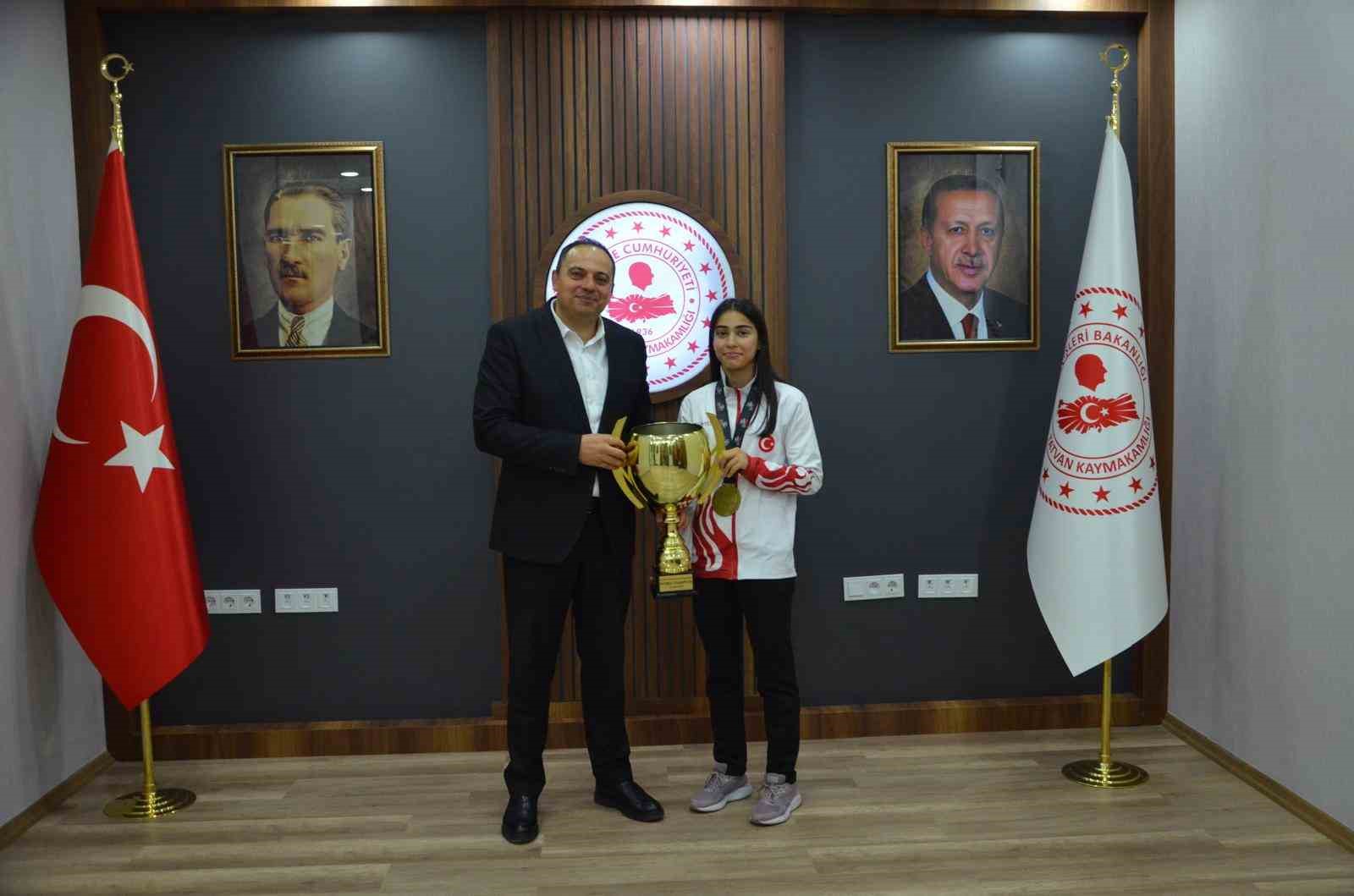 D&uuml;nya şampiyonundan Kaymakam Demir&rsquo;e ziyaret
