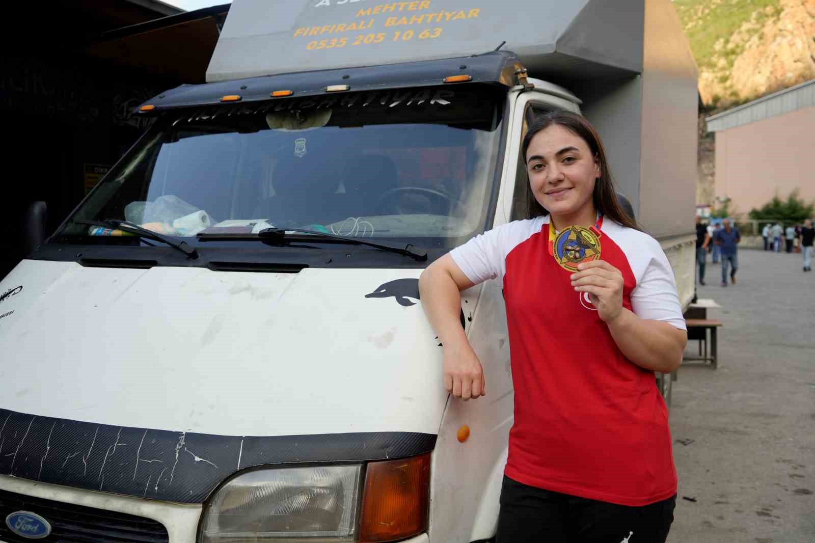 Annesine verdiği sözü tuttu, bilek güreşinde dünya şampiyonu oldu