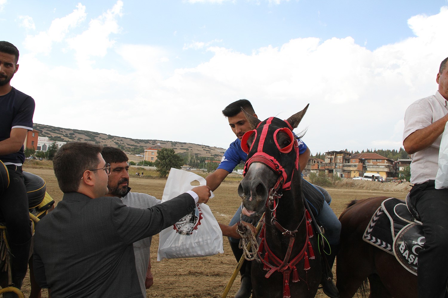 Kula&rsquo;da atlı cirit m&uuml;sabakaları nefes kesti
