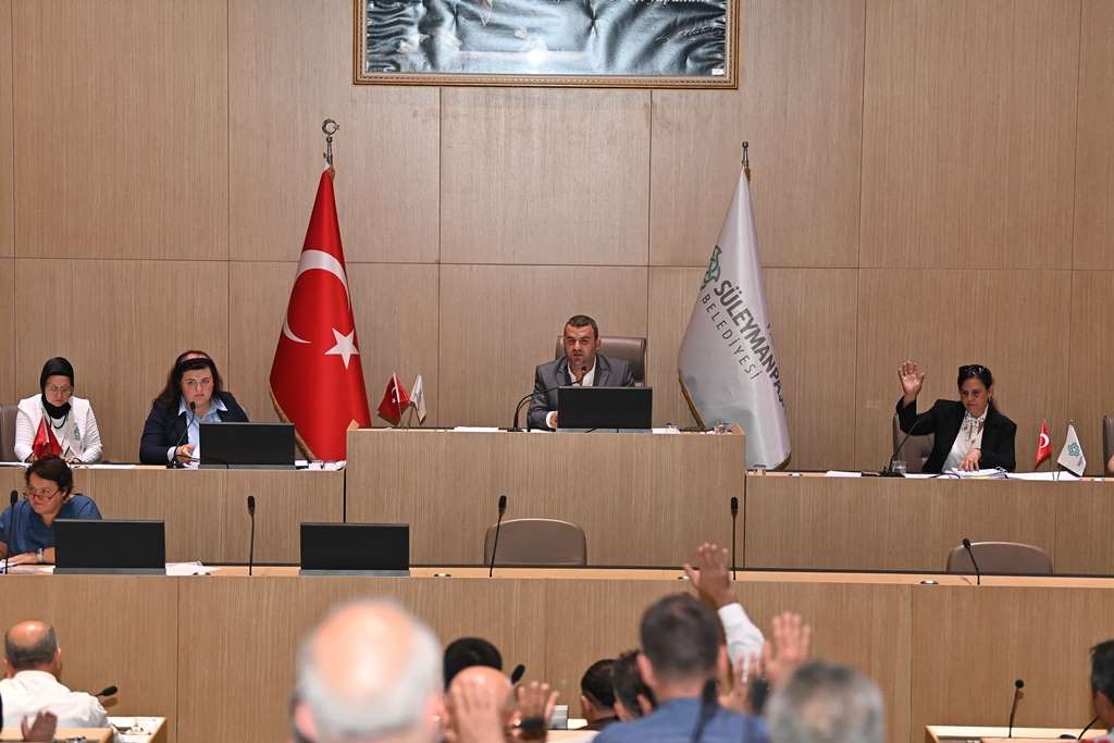 Silahlı saldırıda &ouml;len belediye meclis &uuml;yesinin fotoğrafı mecliste oturduğu sıraya konuldu
