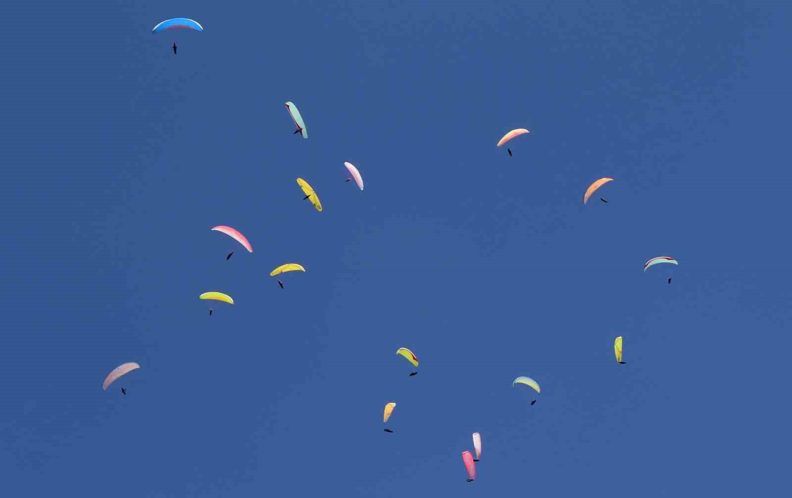 Erzincan’da paraşütçüler gökyüzünü renklendirdi