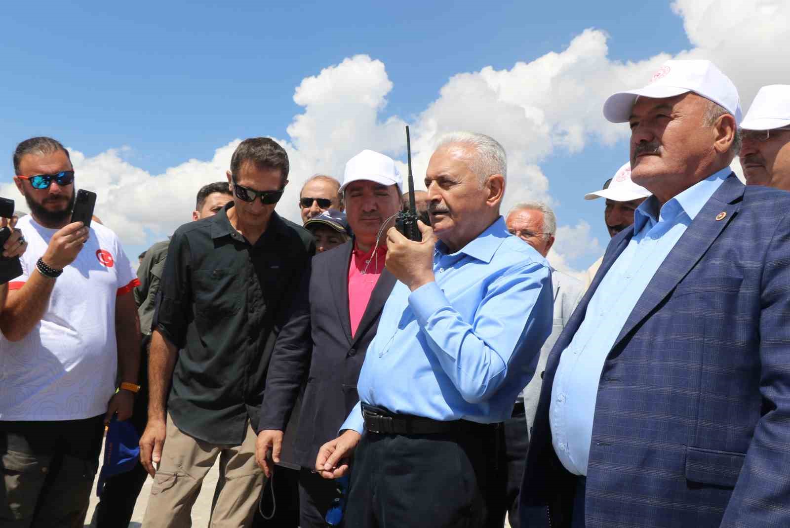 Erzincan&rsquo;da paraş&uuml;t&ccedil;&uuml;ler g&ouml;ky&uuml;z&uuml;n&uuml; renklendirdi
