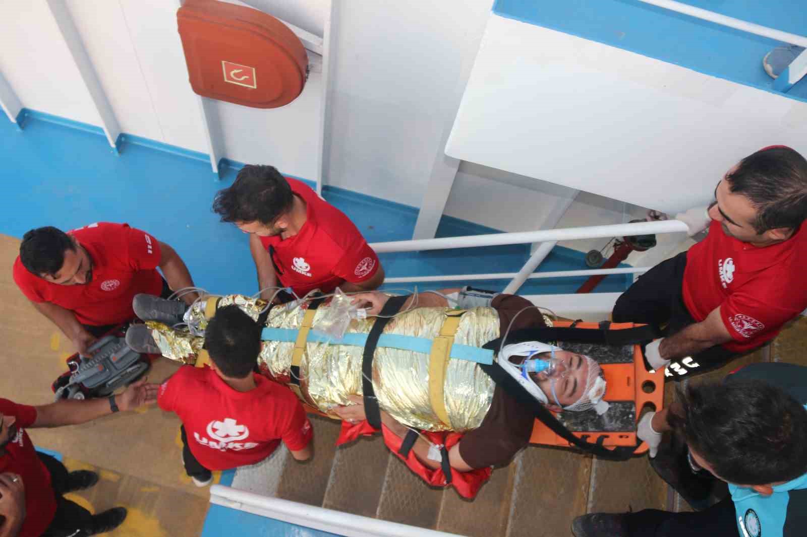 Bitlis&rsquo;te T&uuml;rkiye&rsquo;nin en b&uuml;y&uuml;k feribotlarıyla deprem tatbikatı yapıldı
