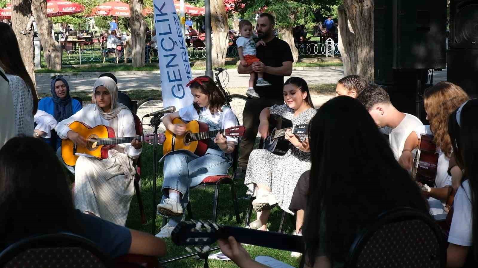 Tatvan Gen&ccedil;lik Merkezi&rsquo;nin gitar kursu &ouml;ğrencilerinden sahilde konser
