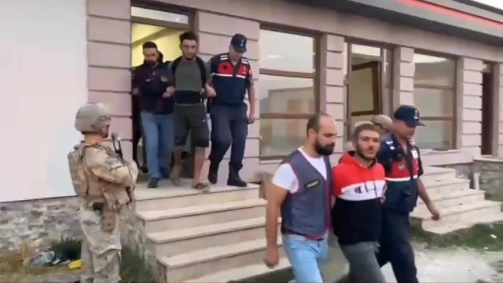 139 yılla aranan m&uuml;lteciler komandoların şafak operasyonuyla yakalandı
