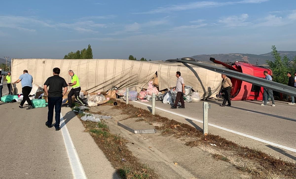 Geri geri dikkatsizce yola çıkan tankere tır çarptı: Kaza anı kamerada