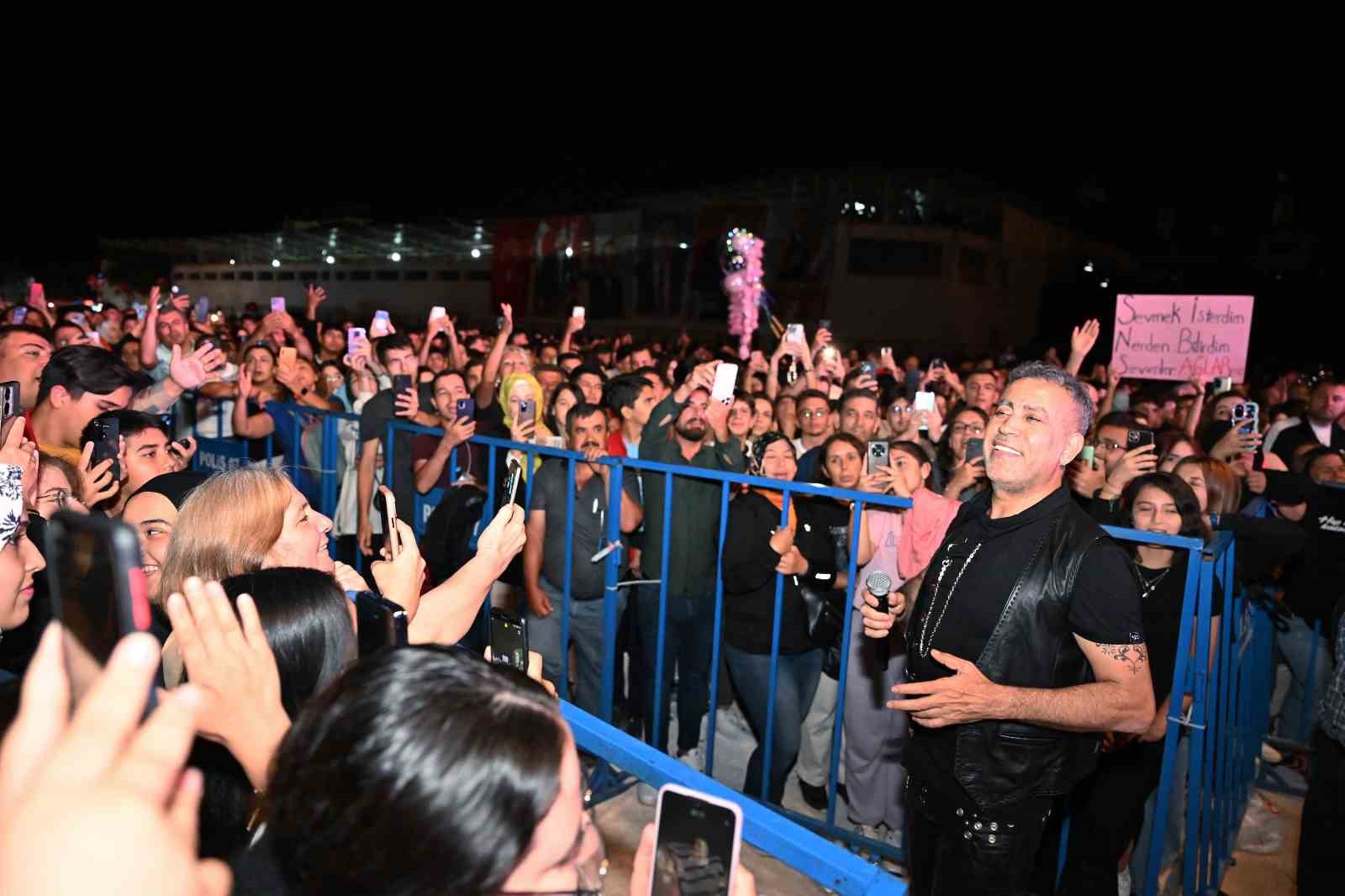 Başkan Muhittin Böcek Elmalı’da Haluk Levent konserine katıldı