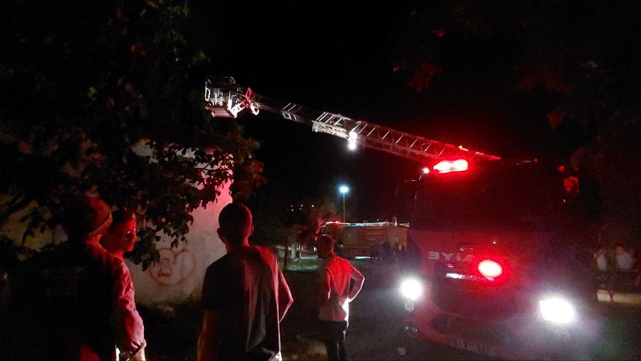 &Ccedil;avdır&rsquo;da gece saatlerinde &ccedil;ıkan yangında ev kullanılamaz hale geldi
