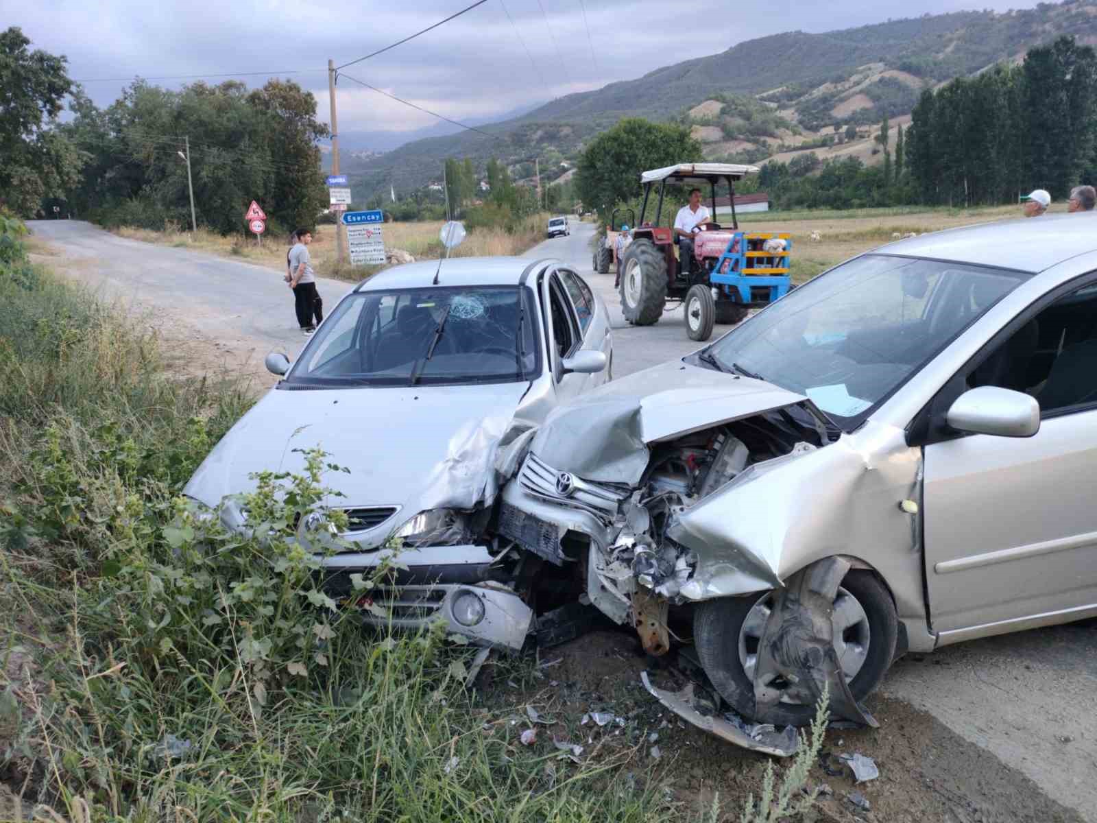 Amasya’da iki otomobil kafa kafaya çarpıştı: 2’si çocuk 5 yaralı