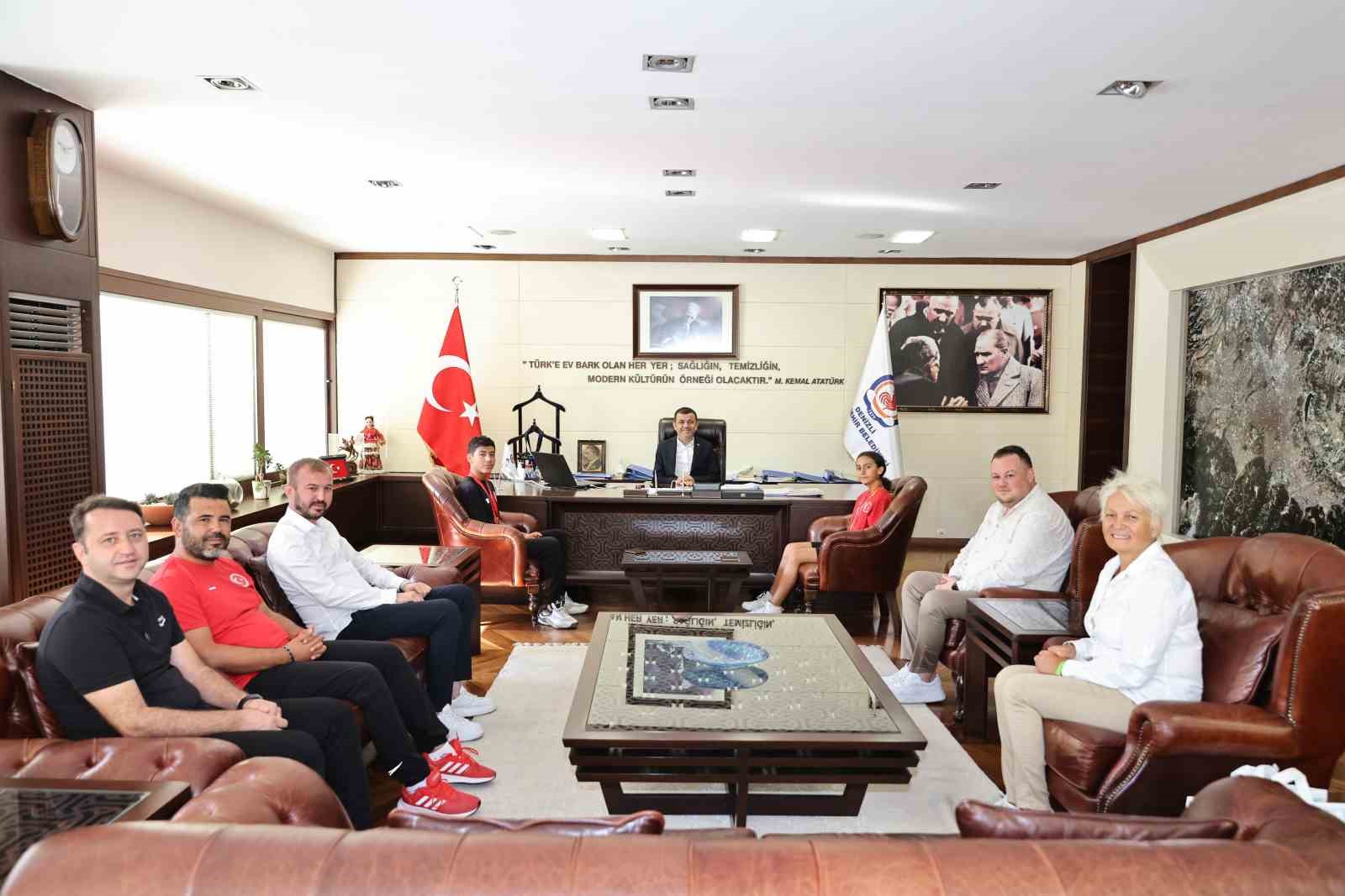 Madalya sevin&ccedil;lerini Başkan &Ccedil;avuşoğlu ile paylaştılar
