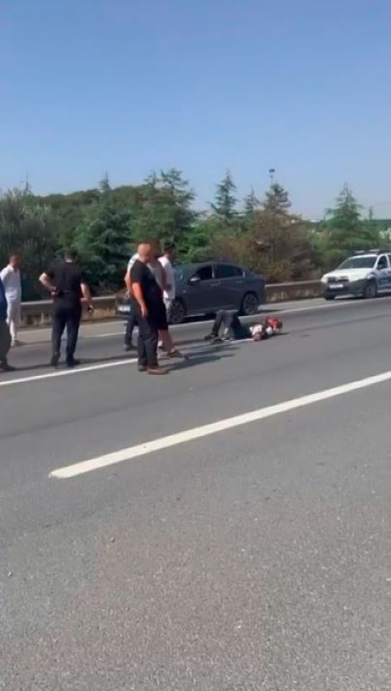 Motosikletten savrulan 2 kişi yaralandı
