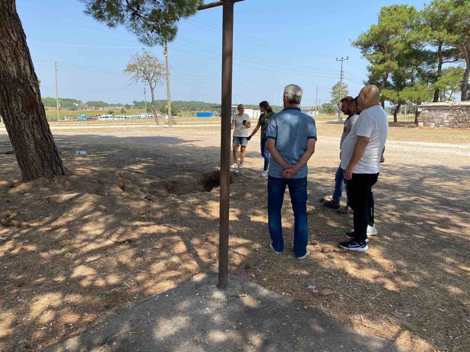 Ayvacık&rsquo;ta 2 k&ouml;pek silahla &ouml;ld&uuml;r&uuml;ld&uuml;
