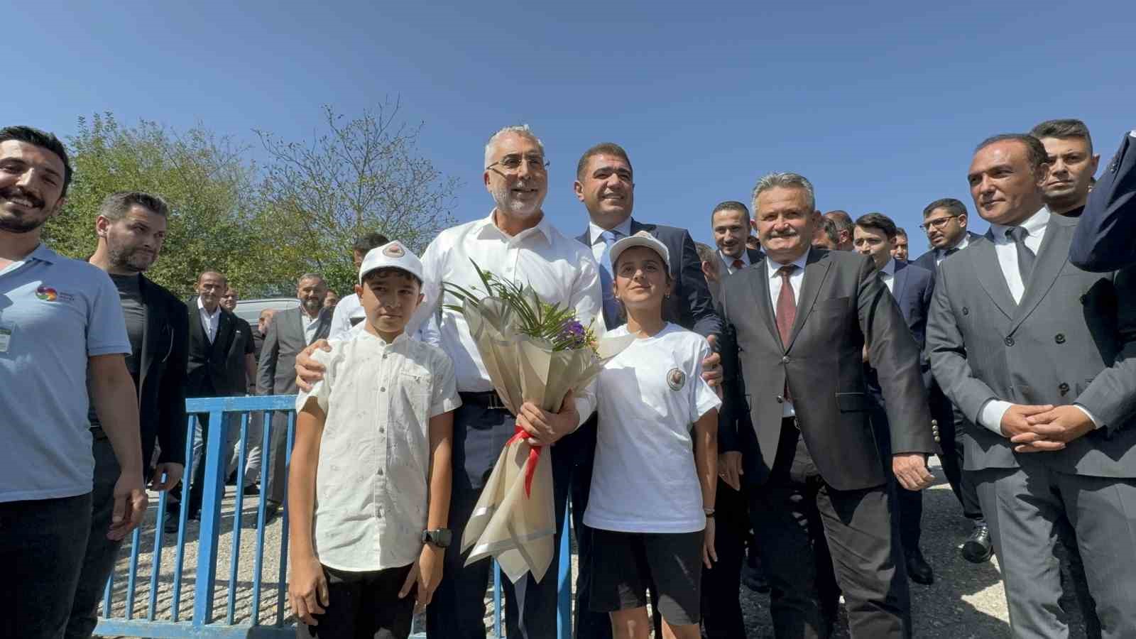 Bakan Işıkhan, tarım işçilerinin çocuklarıyla buluştu
