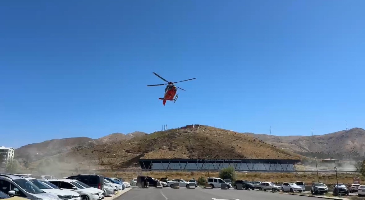 Hizan&rsquo;da dağlık alanda metrelerce yuvarlanan vatandaş ambulans helikopterle kurtarıldı
