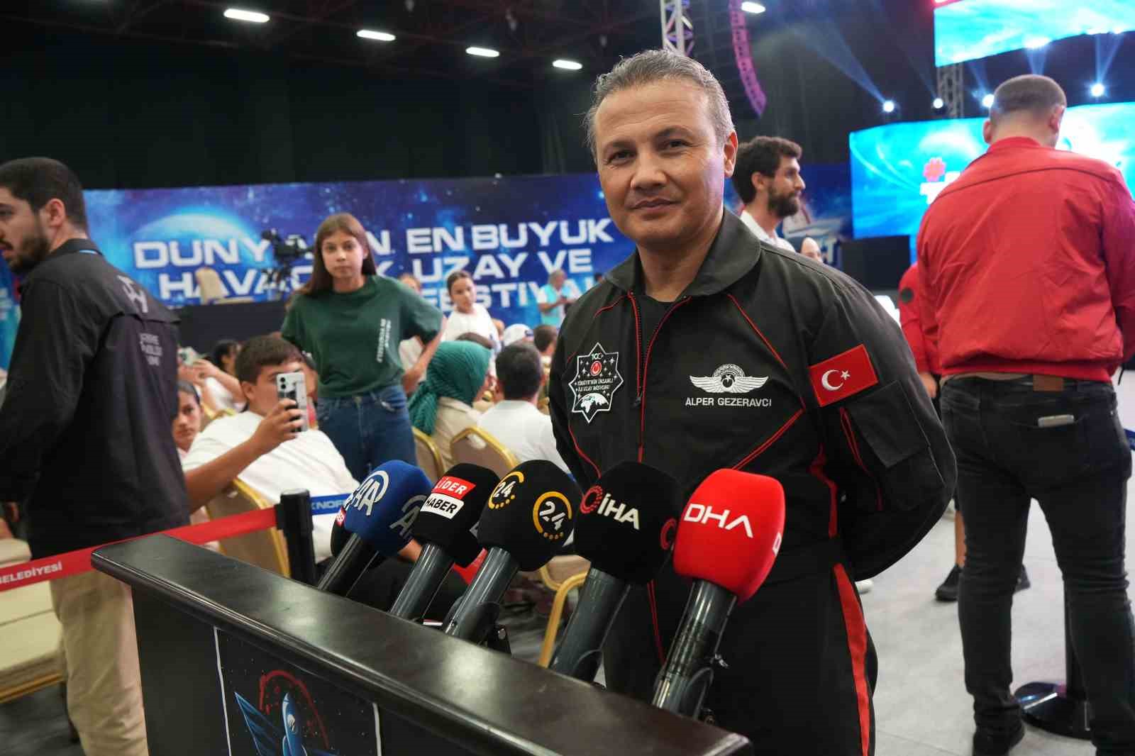 Uzaya çıkan ilk Türk Astronot Gezeravcı, Teknofest’te gençlerle buluştu
