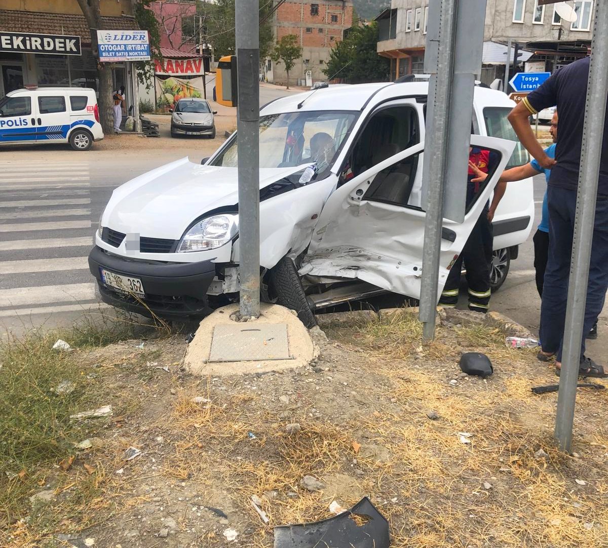 Osmancık&rsquo;ta iki ara&ccedil; kavşakta &ccedil;arpıştı: 1 yaralı
