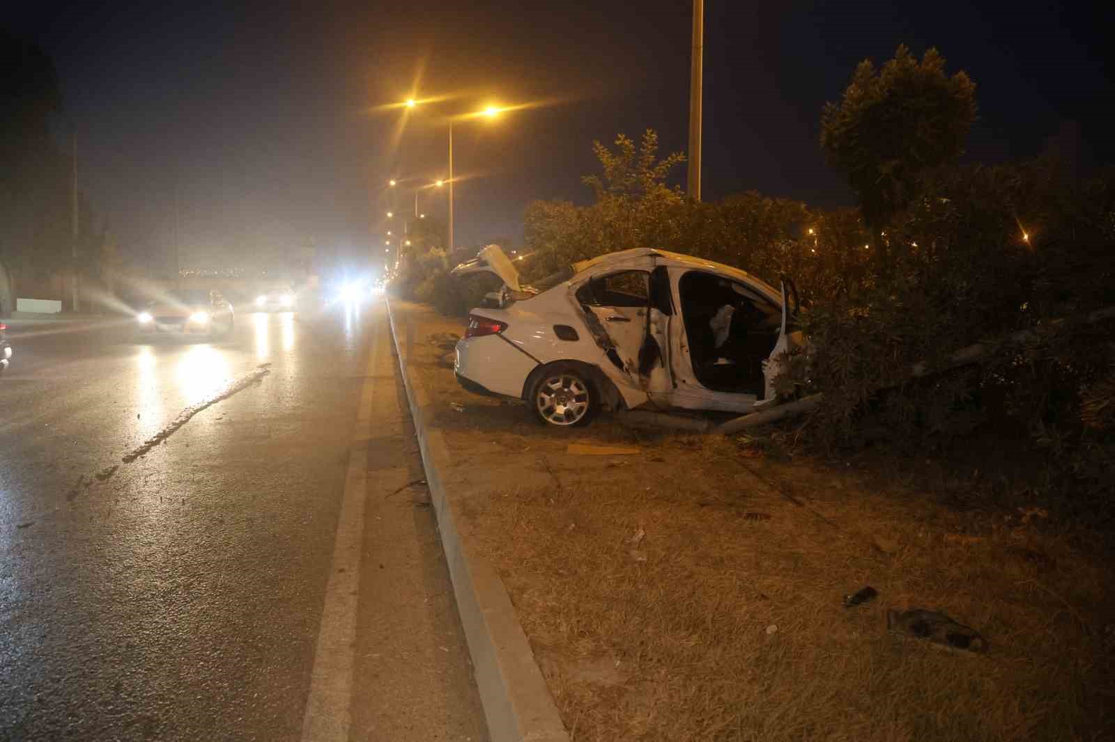 Aydınlatma direğine çarparak hurdaya dönen otomobildeki 4 kişi yaralandı
