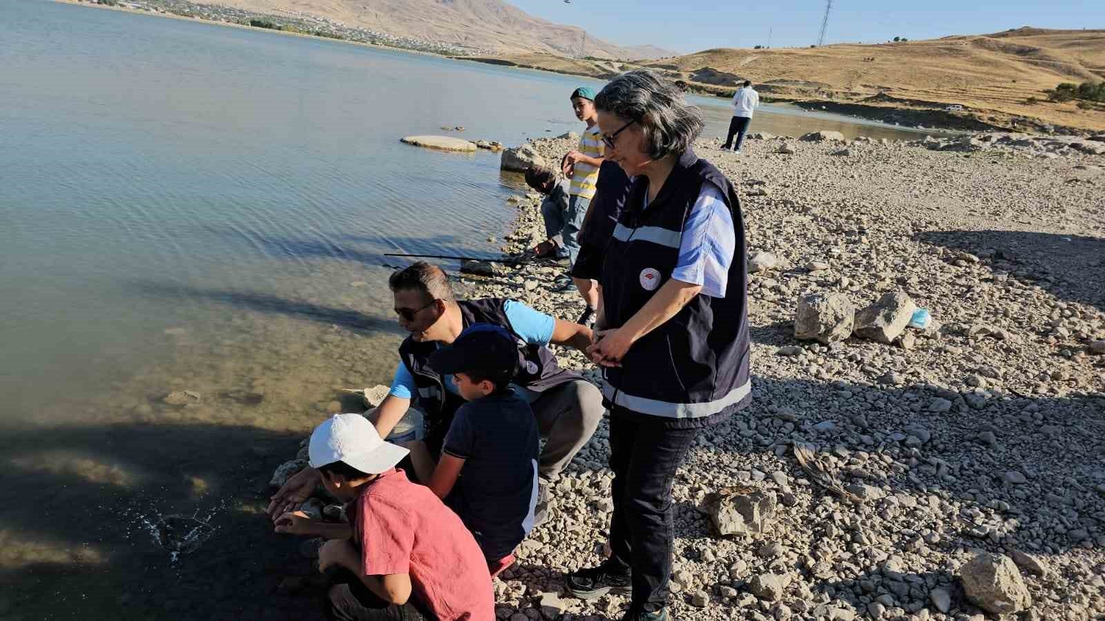 Van’da amatör balıkçılar denetime takıldı: Küçük balıklar suya bırakıldı
