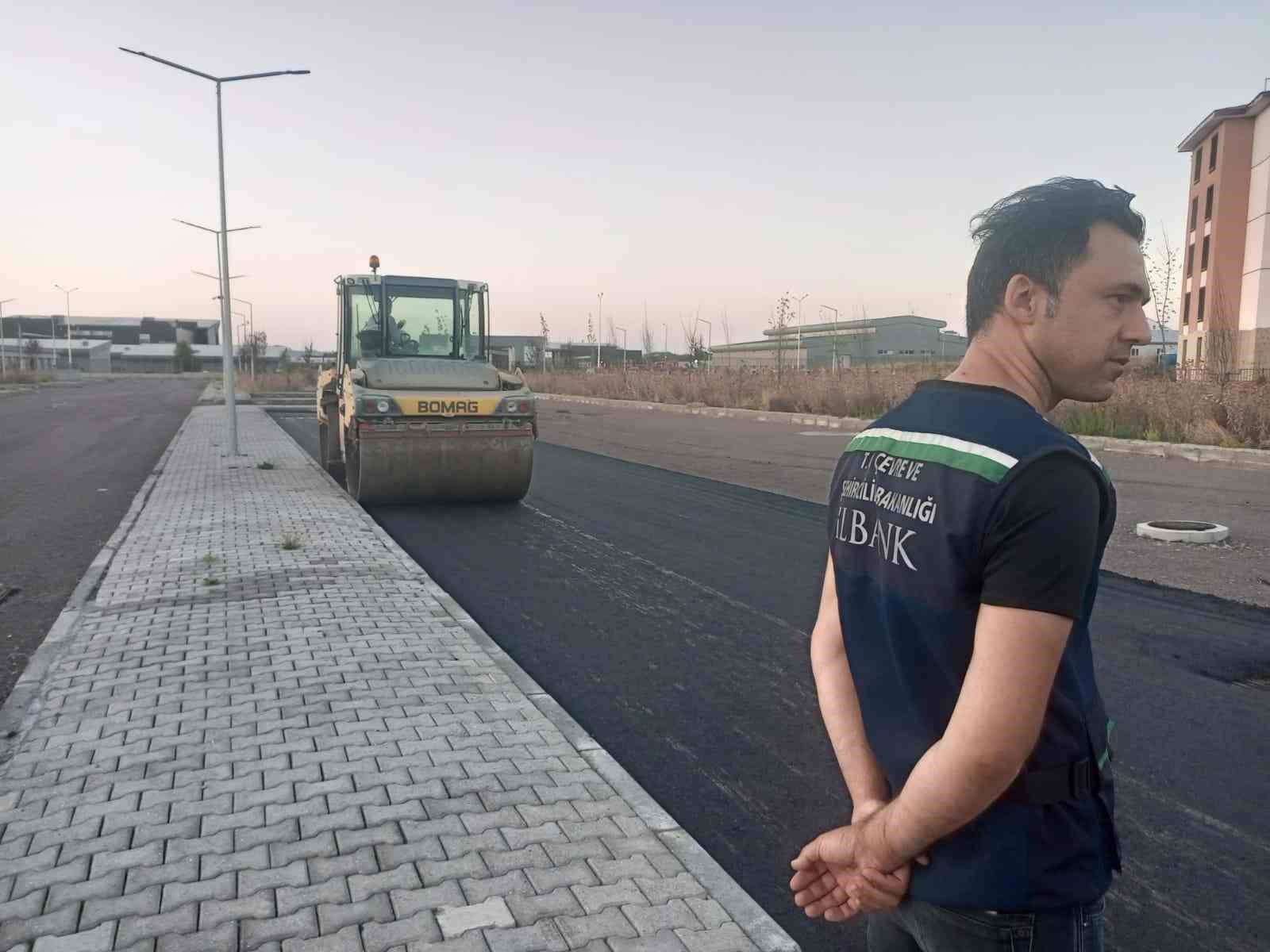 Kars’ta yeni otogar için sıcak asfalt yol çalışmaları başladı
