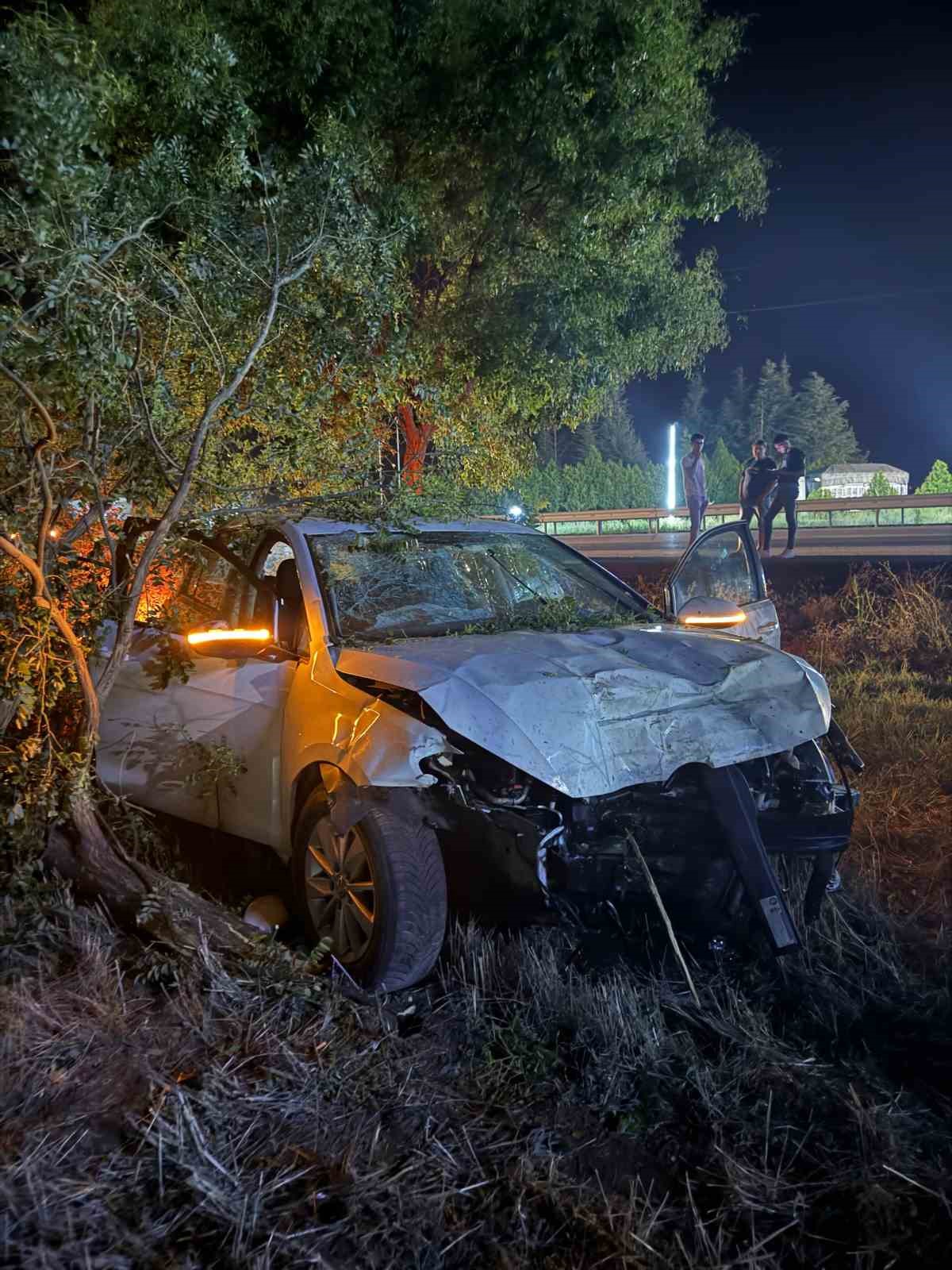 İki otomobilin çarpıştığı kazada 2 kişi öldü, 3 kişi yaralandı
