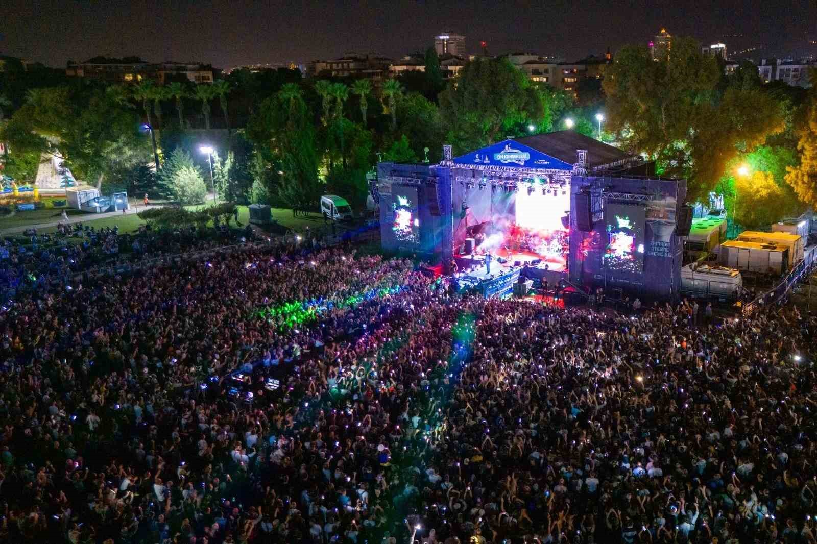 Çim Konserleri’nde Mahsun Kırmızıgül sahne aldı
