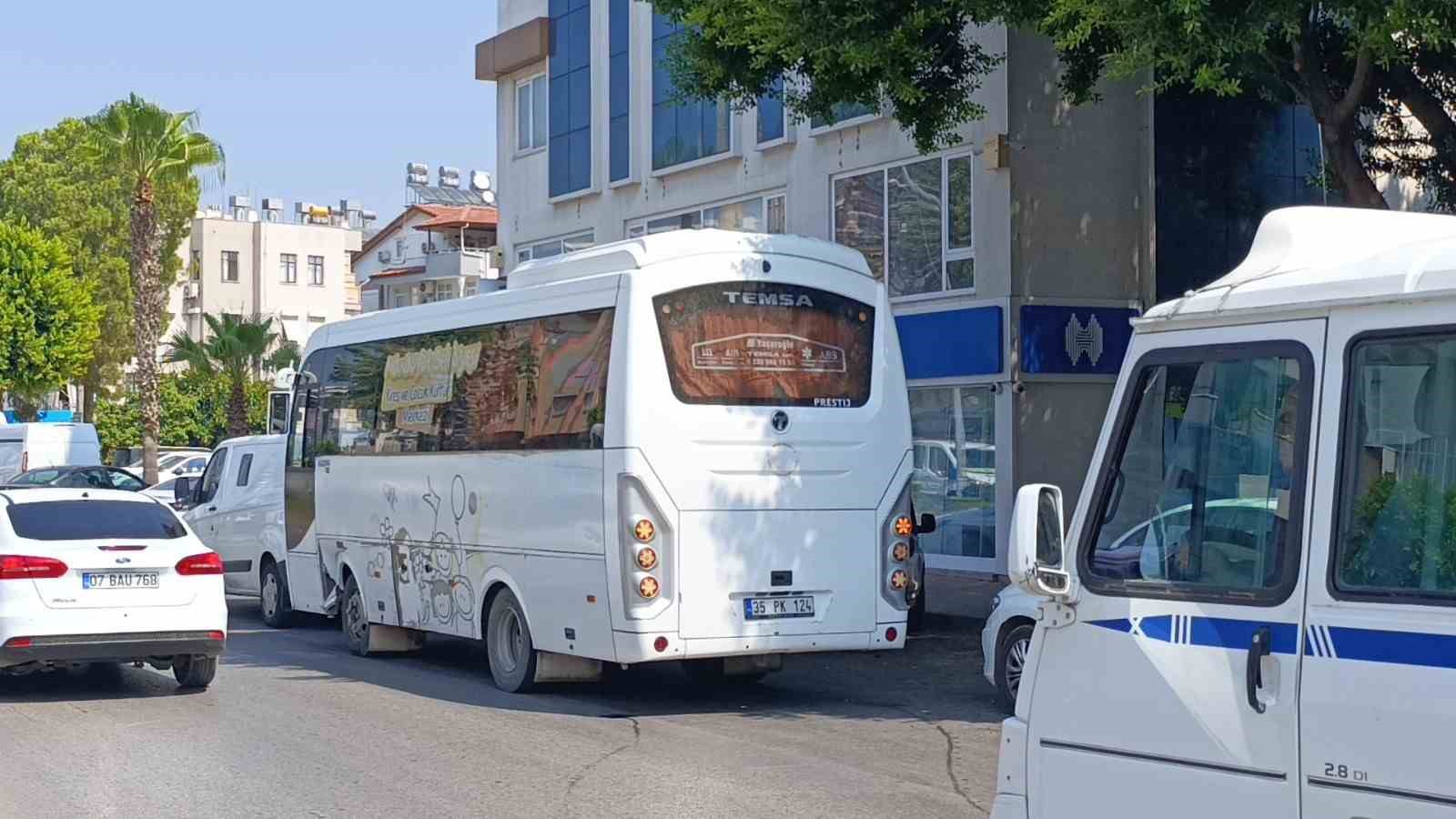 Motosiklet ile midibüs çarpıştı: 1 yaralı
