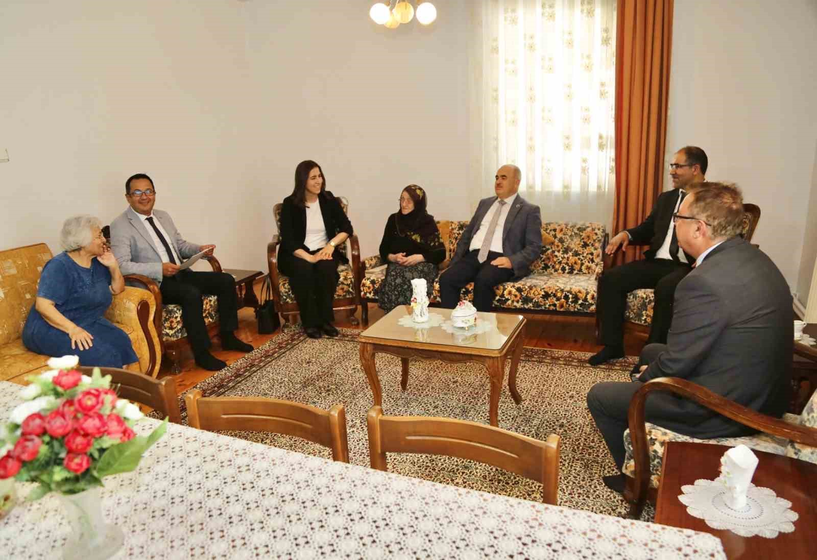Vali Dağlı ile 102 yaşındaki Hacer nine arasında g&uuml;l&uuml;mseten diyaloglar
