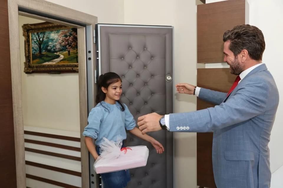 K&uuml;&ccedil;&uuml;k Sevde&rsquo;den Başkan Tatık&rsquo;e &ccedil;at kapı ziyaret
