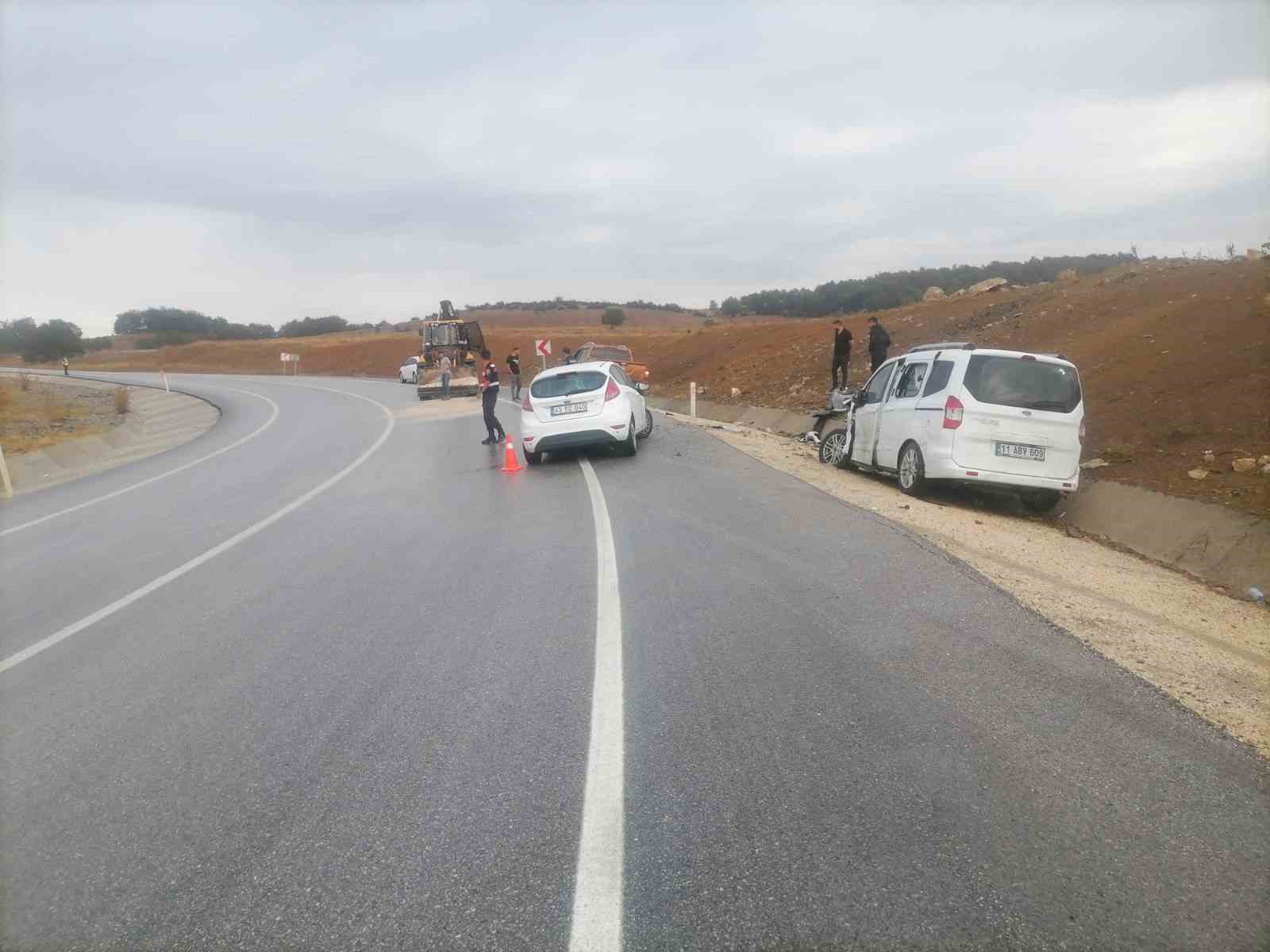 Bilecik&rsquo;te otomobil ve hafif ticari ara&ccedil; &ccedil;arpıştı: 2 yaralı
