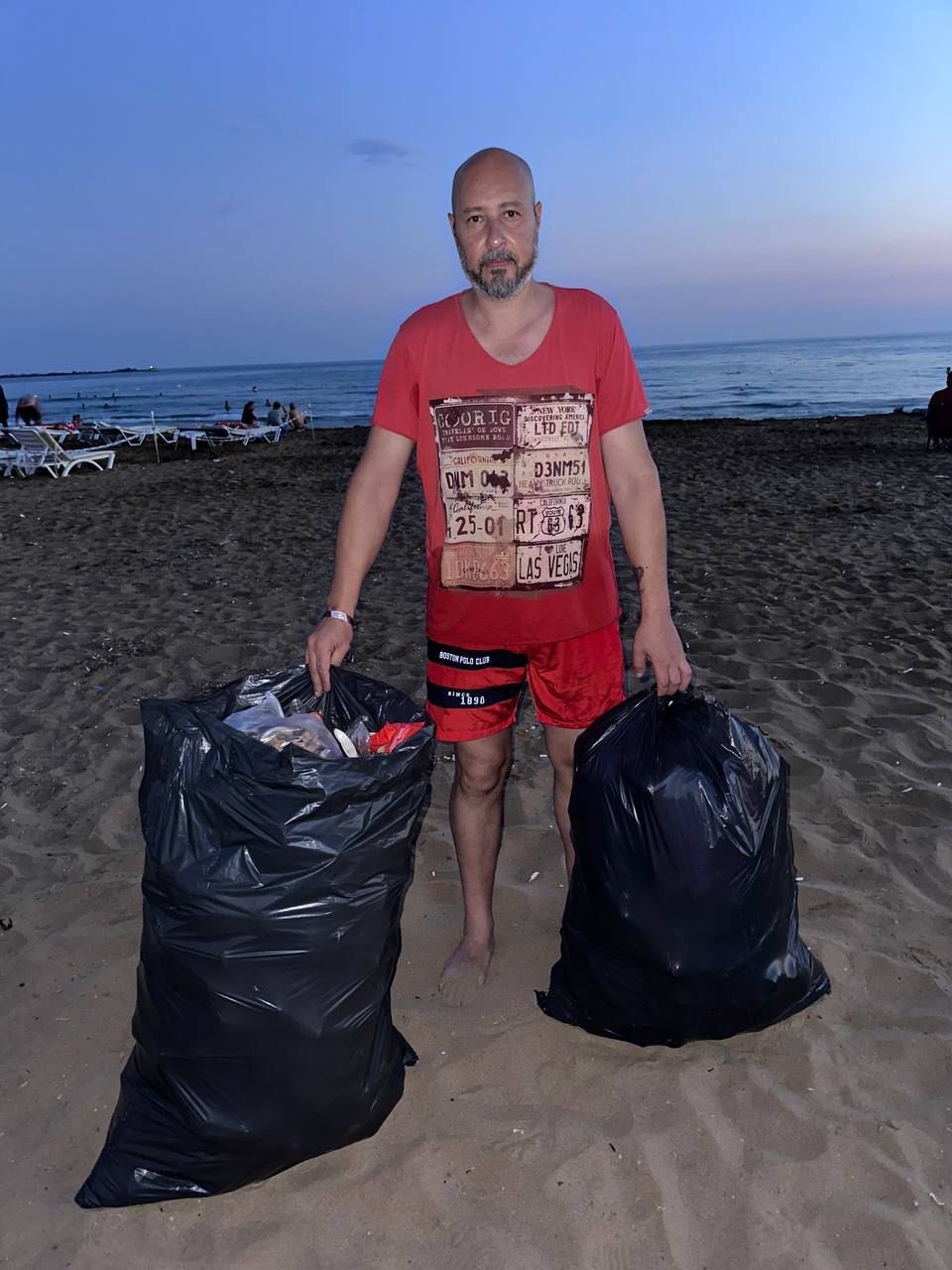 Tatil için geldiği plajda çöpleri gören gurbetçi isyan etti: "Bunu yapan vatan hainidir"
