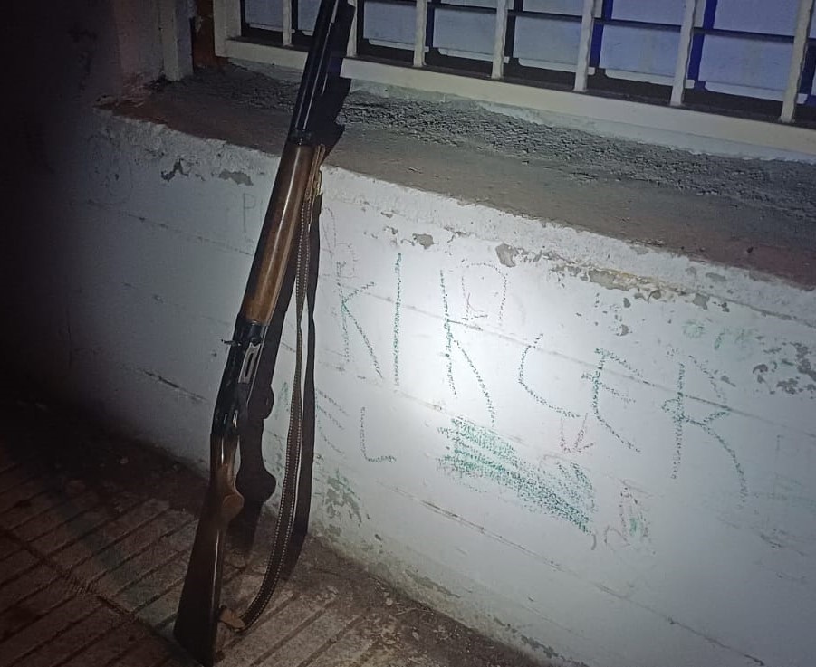 Kavga ihbarına giden polis ekipleri ruhsatsız t&uuml;fek ele ge&ccedil;irdi
