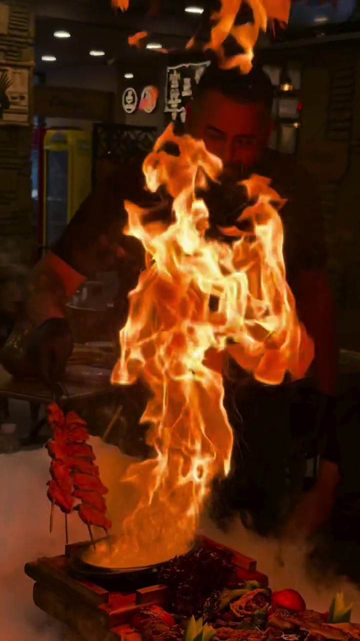 Adana kebaba geleneksel tarzda &lsquo;ateşli&rsquo; modern sunum
