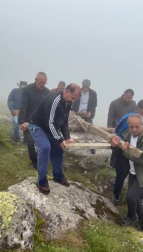 Yayladaki 600 kilogram ağırlığındaki taşı elleri ile böyle taşıdılar