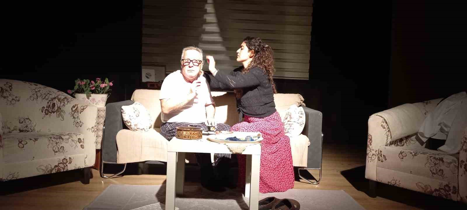 Ayvalık Belediye Tiyatrosu’nun yeni oyunu "Hatırla Ey Peri" tiyatroseverlerden tam not aldı