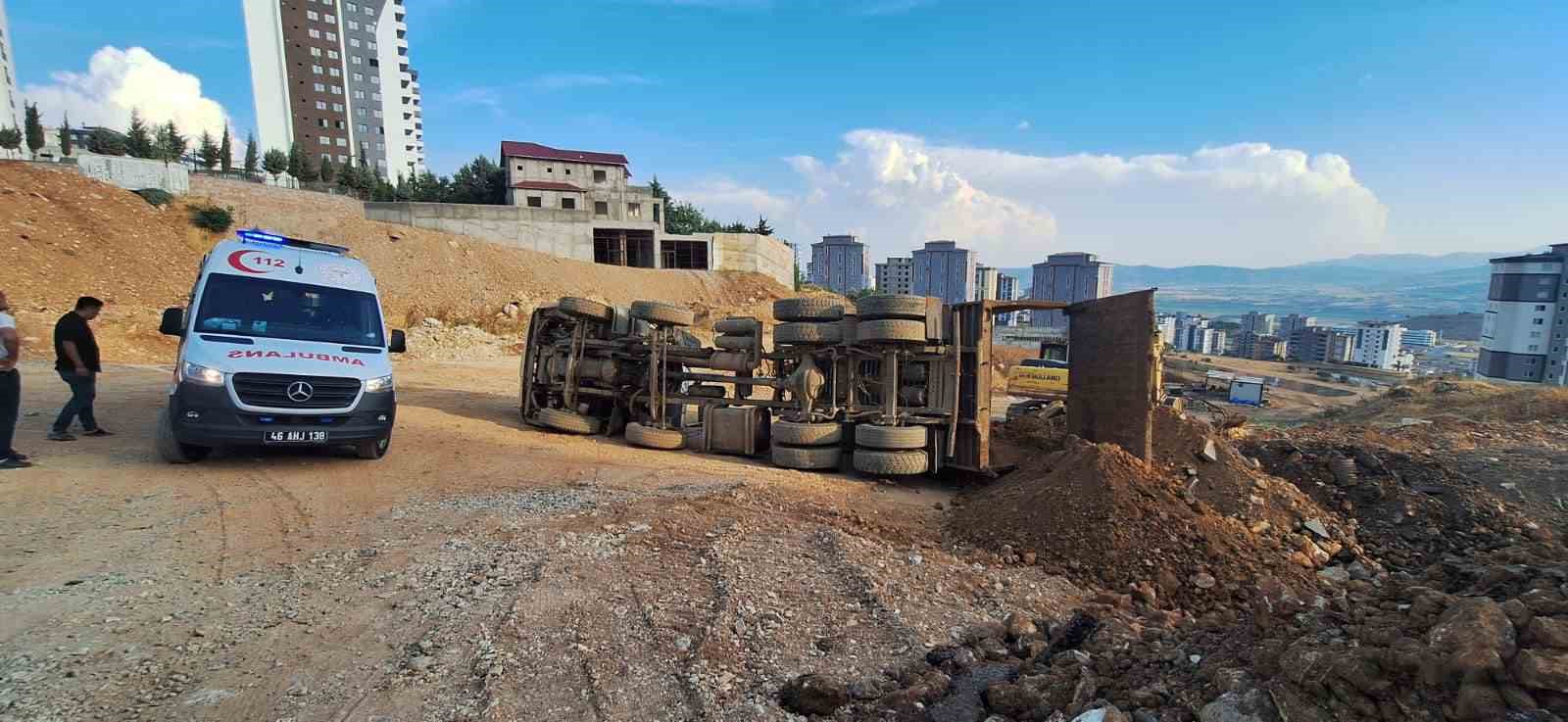 Kahramanmaraş&rsquo;ta hafriyat kamyonu devrildi
