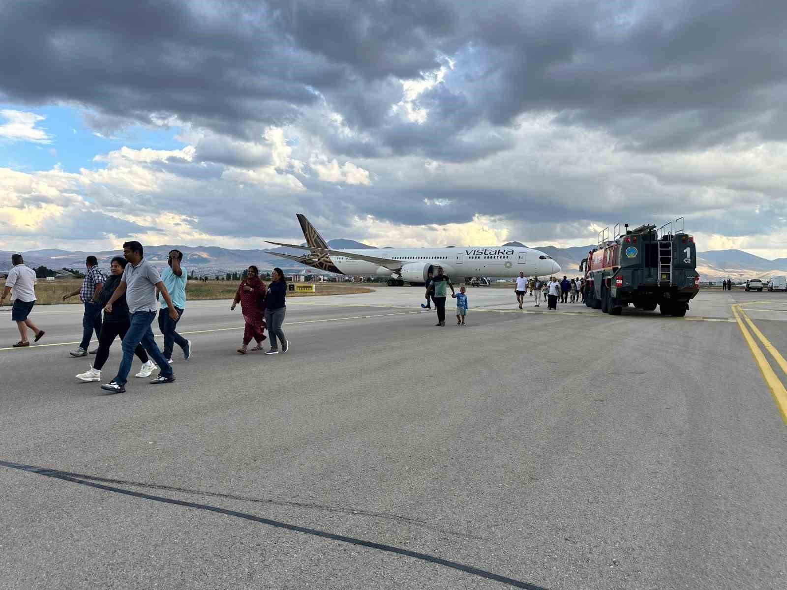 Hindistan uçağına bomba ihbarı: Erzurum Havalimanı’na acil iniş yaptı
