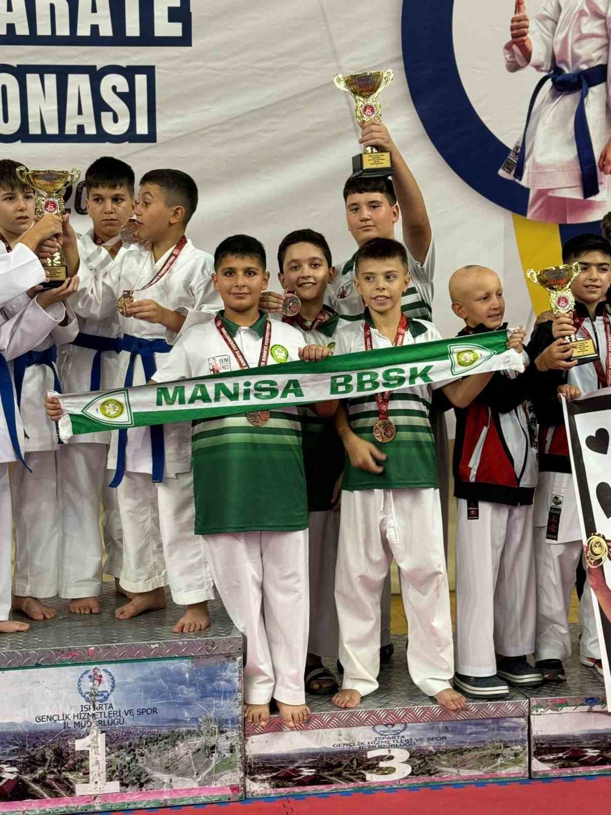 Manisa BBSK Yıldız Erkek Karate takımı Türkiye üçüncüsü
