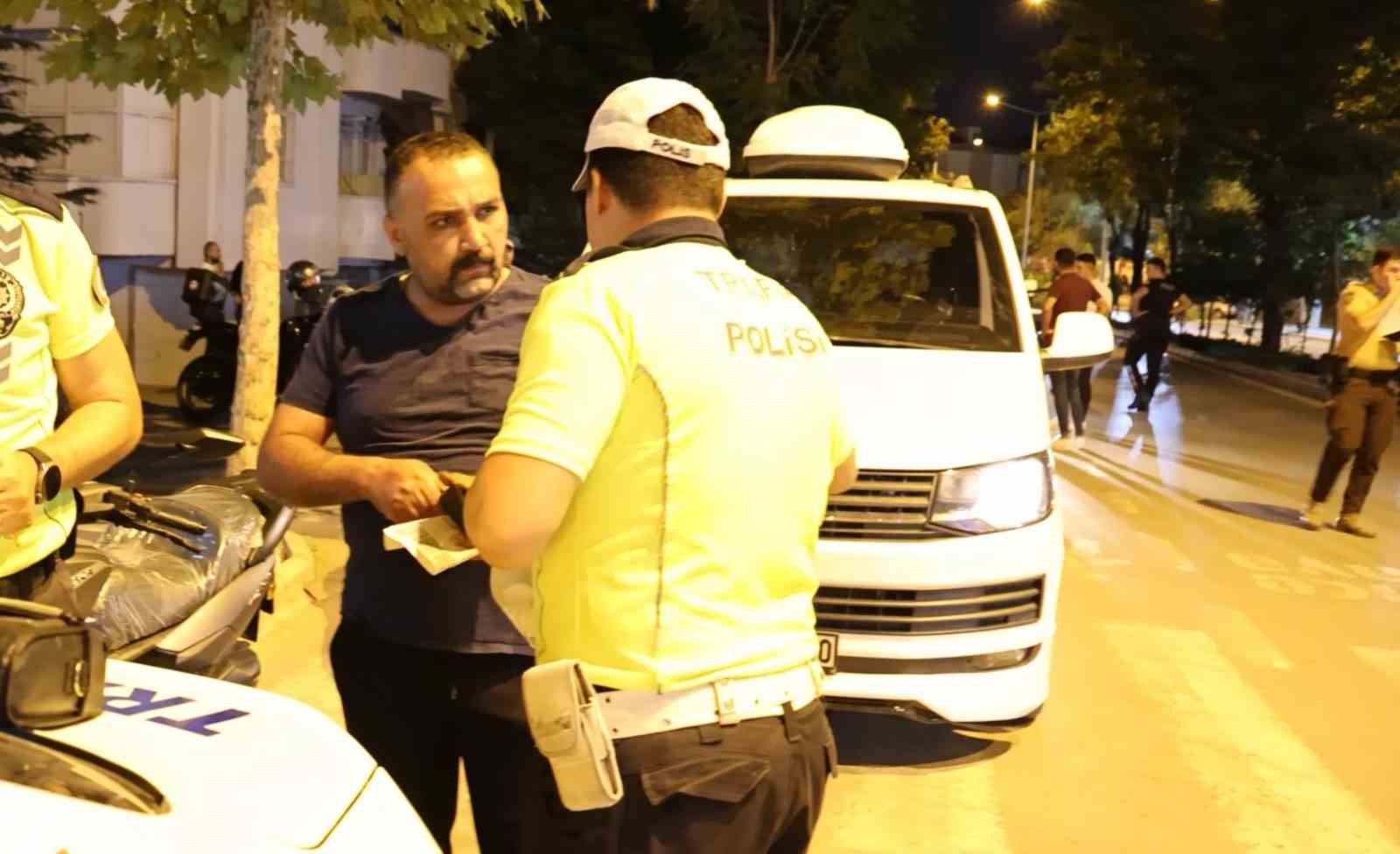 14 yaşında minibüs kullanırken polise yakalandı: Önce ehliyetsiz çocuğun, sonra da babasının sözleri şoke etti
