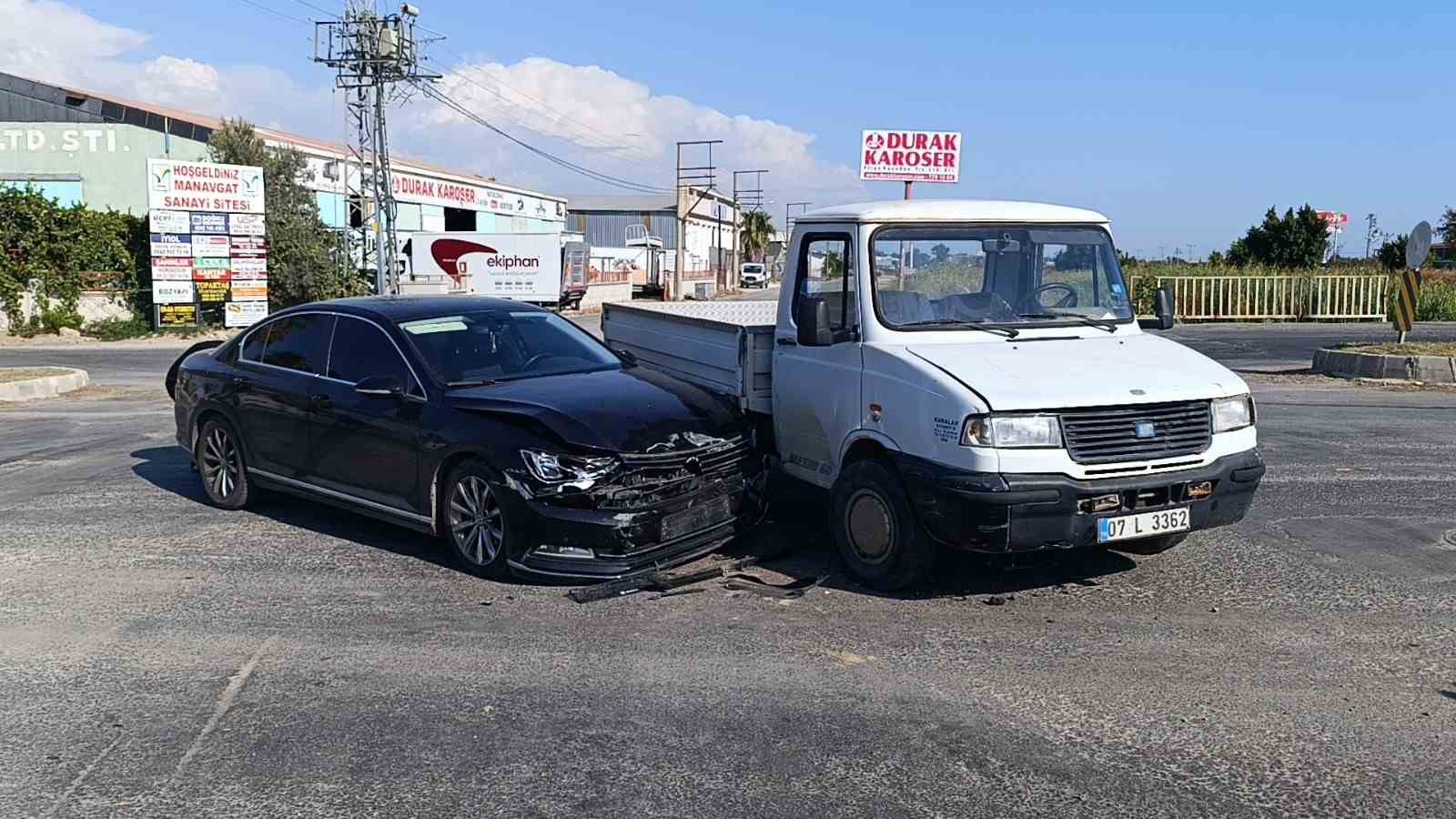 Manavgat’ta kamyonet ile otomobil çarpıştı: 1 yaralı