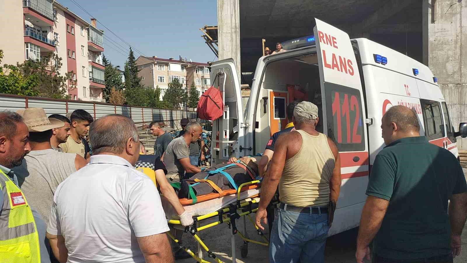 Yaralı işçiyi ambulansa yetiştirmek için yoğun çaba sarf ettiler
