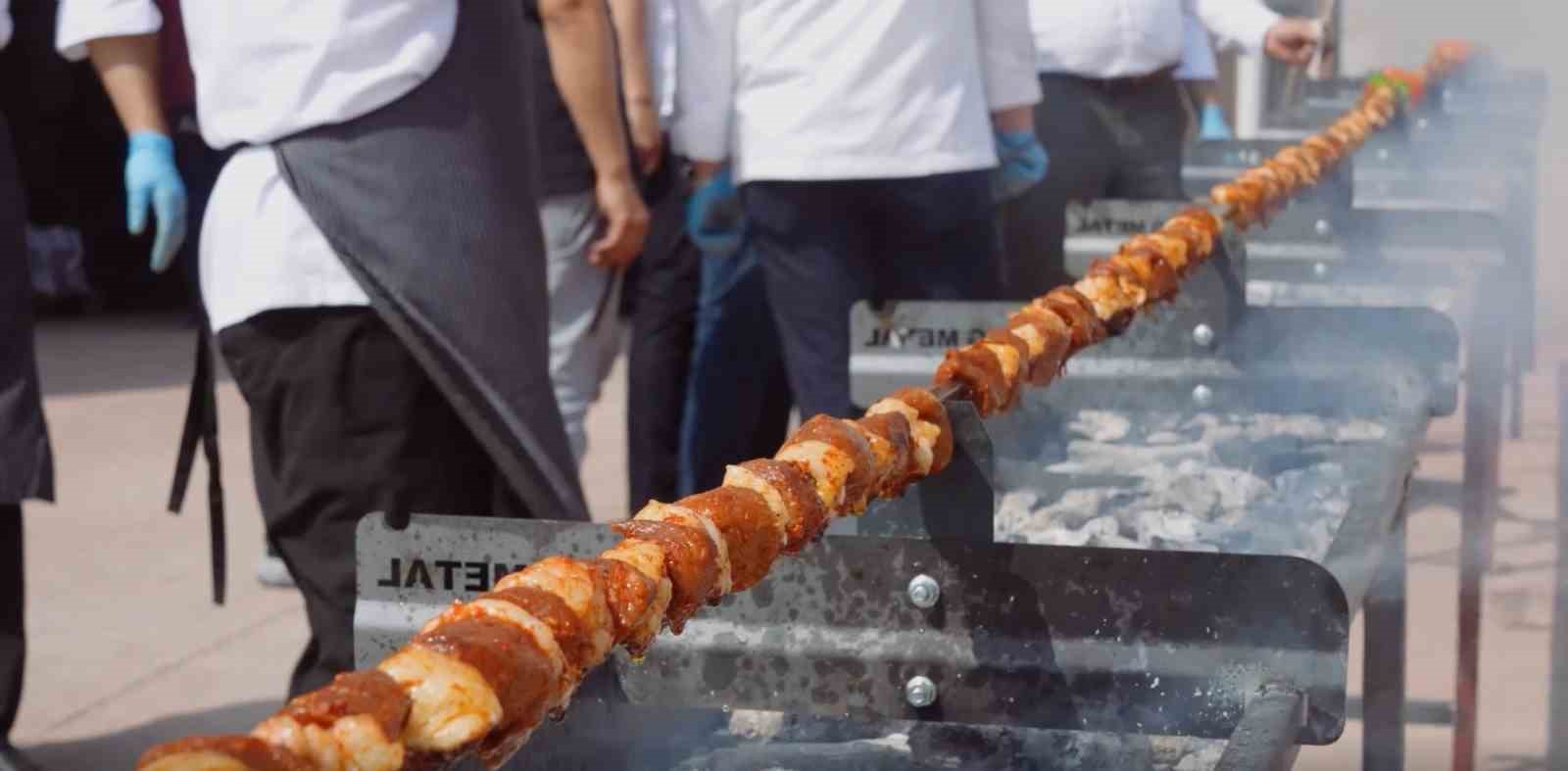 Gaziantep&rsquo;te 500 kebap ustası, 2,5 kilometre uzunluğunda kebap yapacak
