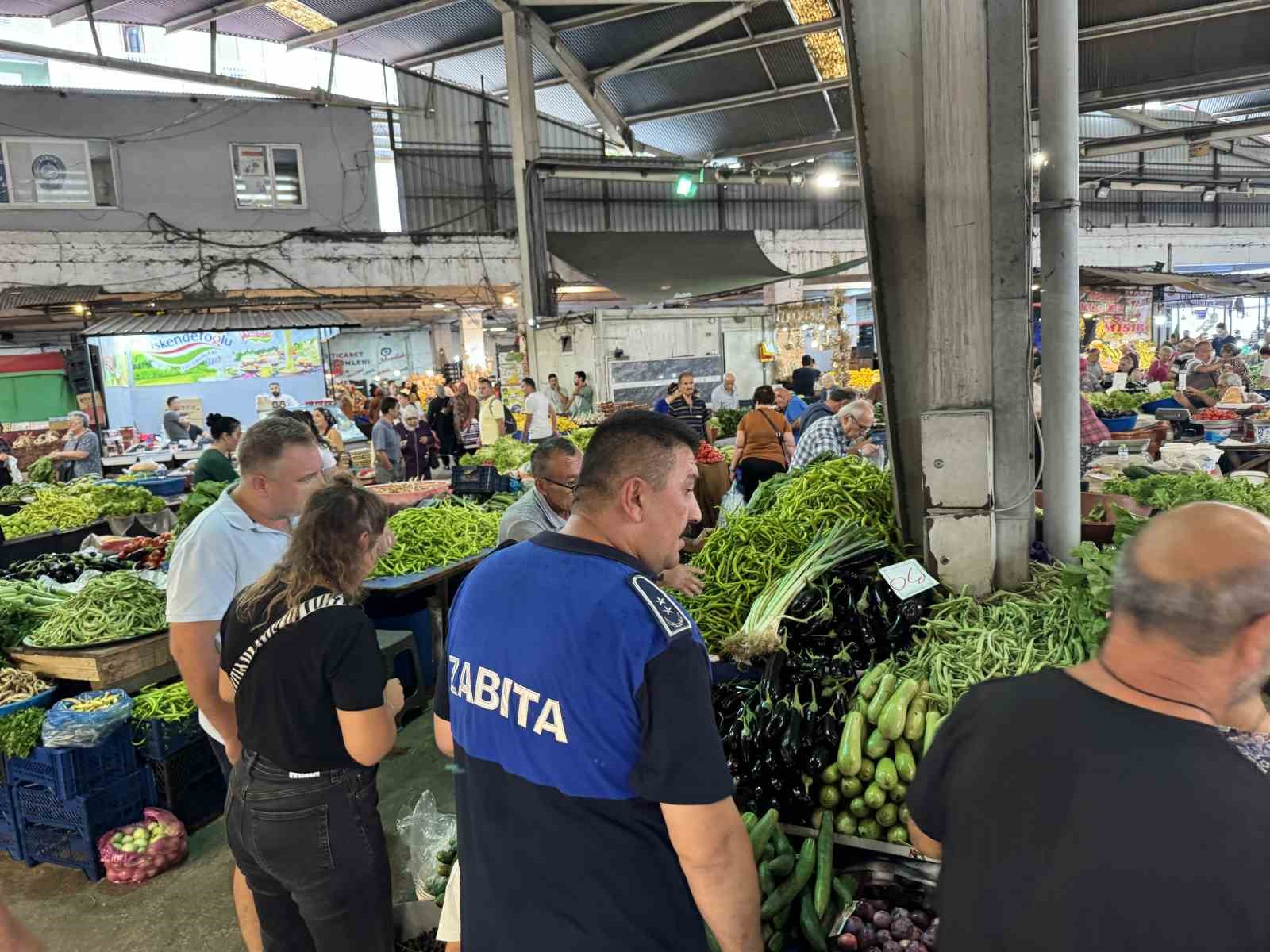 Zabıtalardan halk pazarına denetim
