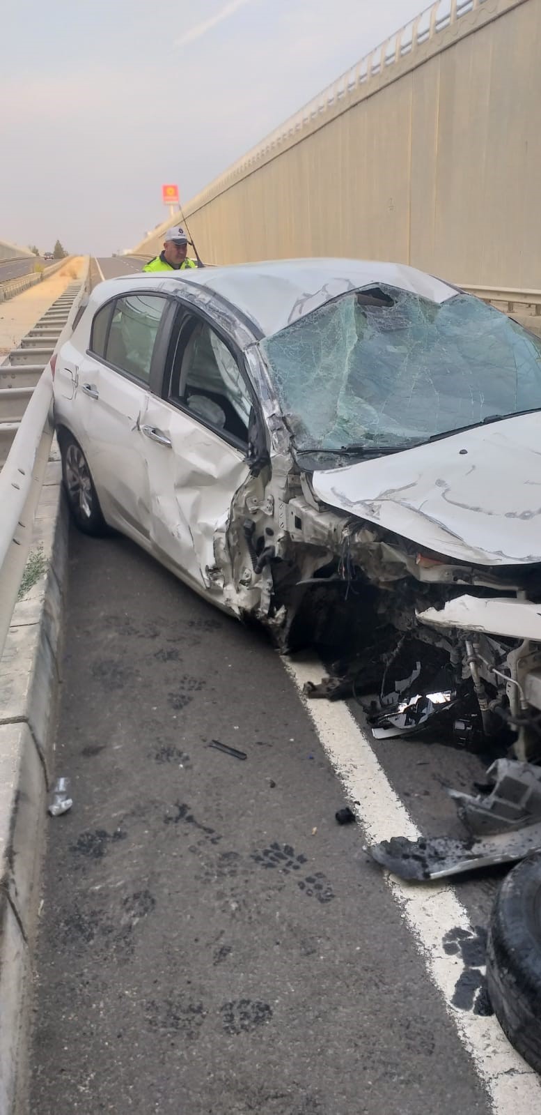 Keşan&rsquo;da minib&uuml;s ile &ccedil;arpışan otomobilin s&uuml;r&uuml;c&uuml;s&uuml; yaralandı
