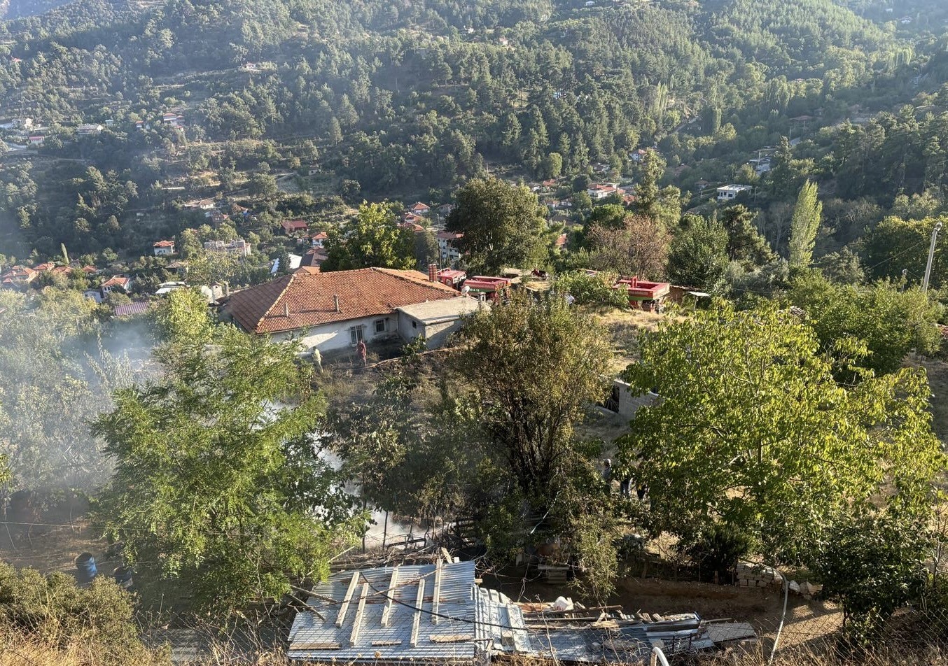 Denizli&rsquo;de &ccedil;ıkan yangın ormana sı&ccedil;ramadan s&ouml;nd&uuml;r&uuml;ld&uuml;
