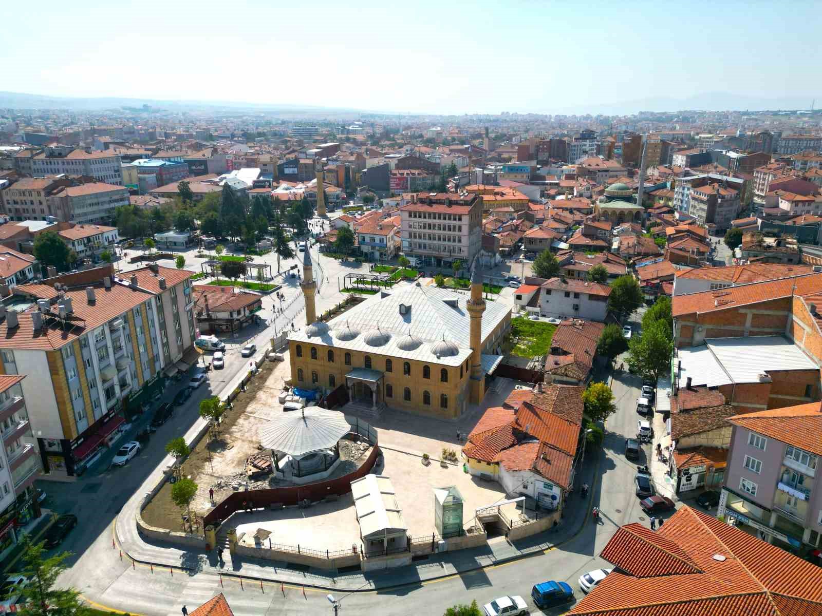 Ulu Cami bah&ccedil;esiyle ilgili iddialara belgeleriyle cevap veren Başkan Aşgın, tartışmalara son noktayı koydu
