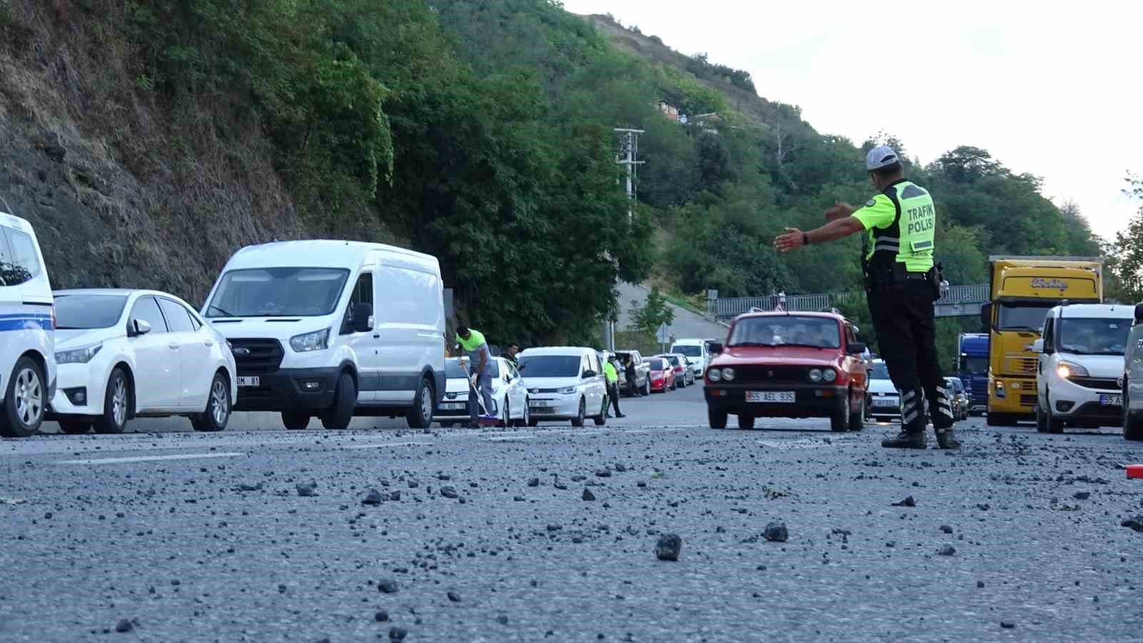 Samsun’da taş ocağında patlama: Yola savurulan taşlar araçlara isabet etti, 4 kişi yaralandı