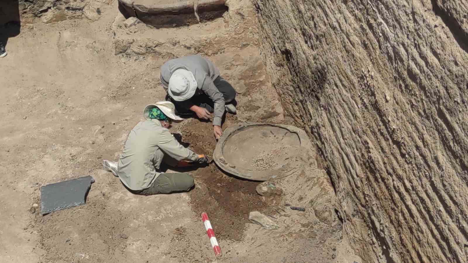 Ayanis Kalesi’nde 2 bin 700 yıllık 3 adet bronz kalkan bulundu