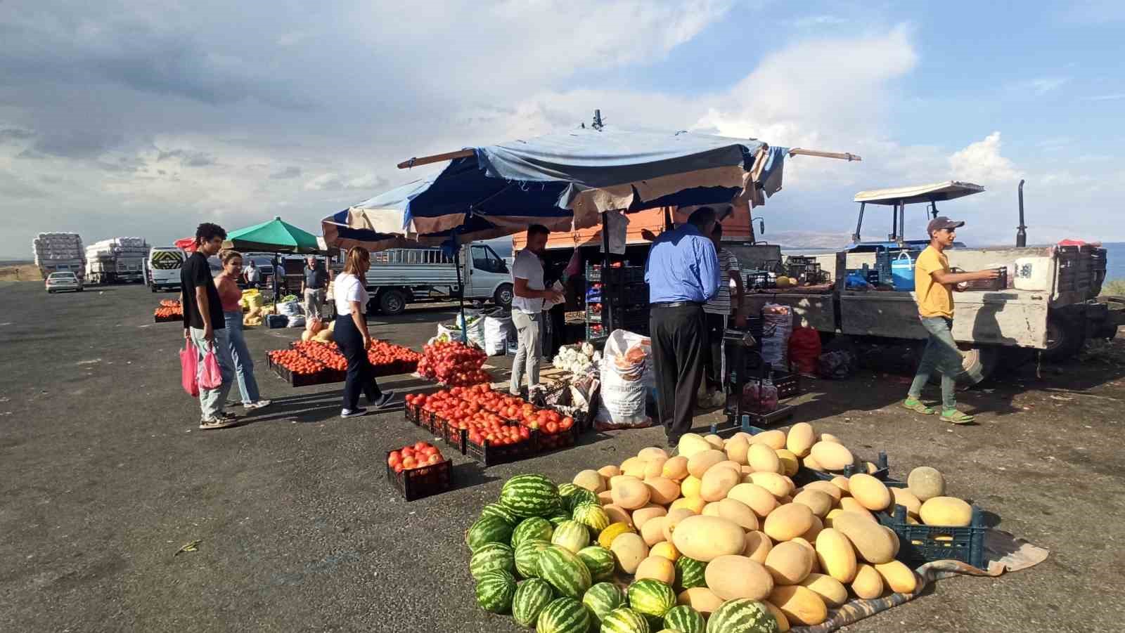 Yol kenarında satılan ürünler ilgi görüyor