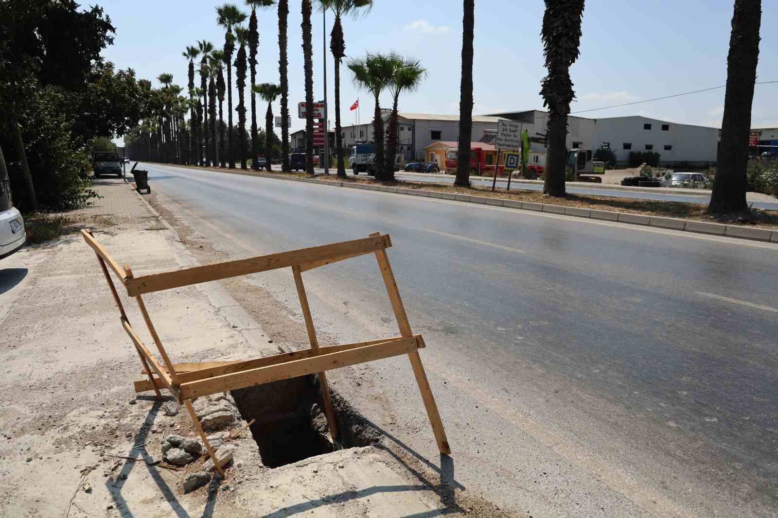 &Ouml;nce etrafı kontrol etti, sonra mazgalı b&ouml;yle &ccedil;aldı
