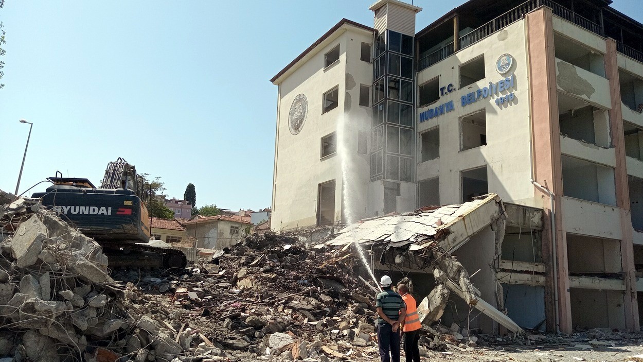 Mudanya’da 50 yıllık belediye binası yıkılıyor
